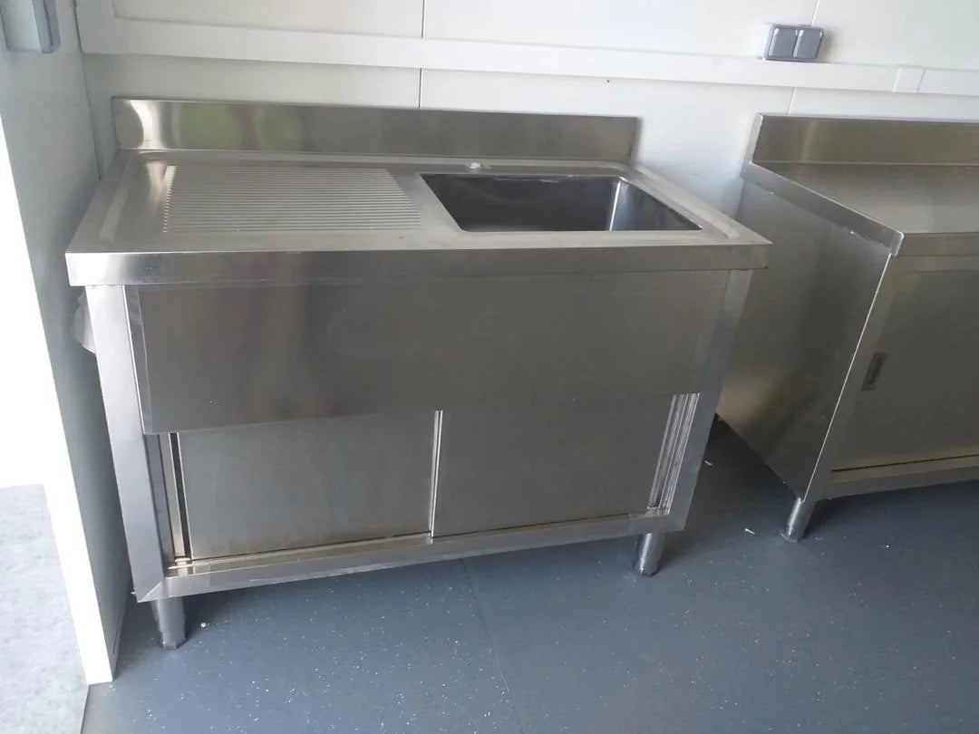 Container Bar Mobile 20 Piedi 15mq con Rivestimento in Legno e Apertura a Ribalta