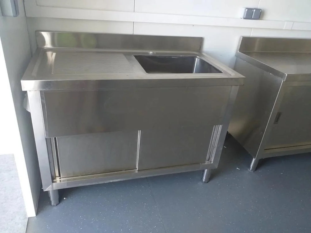 Container Bar Mobile 20 Piedi 15mq con Rivestimento in Legno e Apertura a Ribalta